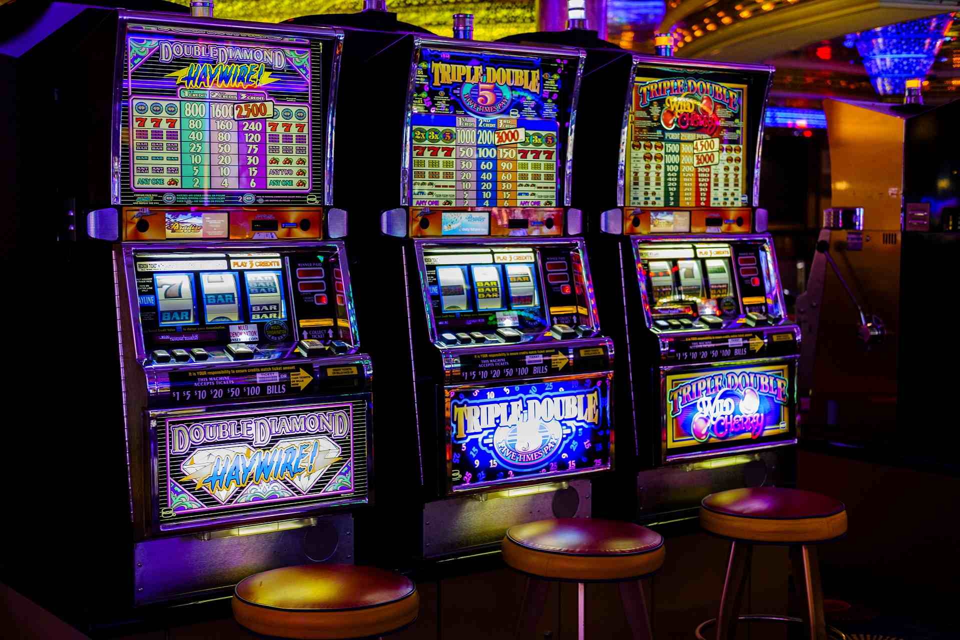 Drei Glücksspielautomaten im Casino