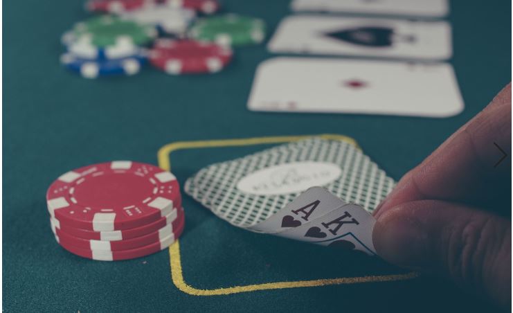 Blick auf einen Pokertisch mit Spielkarten und Jetons